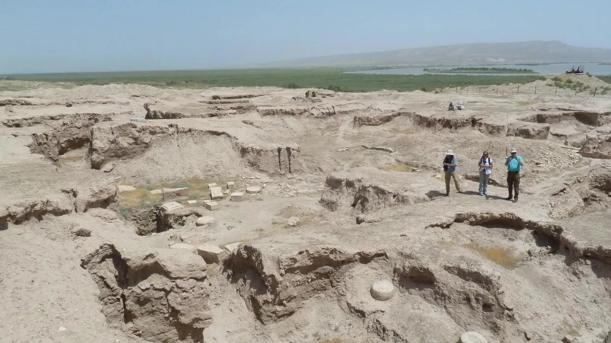Image: Takht-i Sangin (Tajikistan) with view on temple and confluence of the Vakhsh and Panj rivers, the source of the Amu Darya, in the background | © Robert Rollinger, September 2014